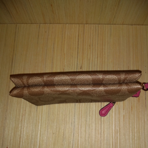 Coach Signature Double Zip Wristlet - Picture 4 of 6